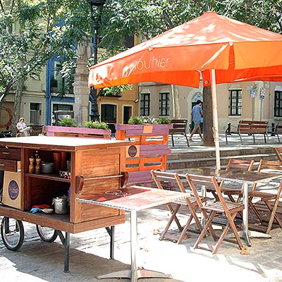 Esplanada del restaurante Gouthier en la Plaza Sant Vicenç en Sarria